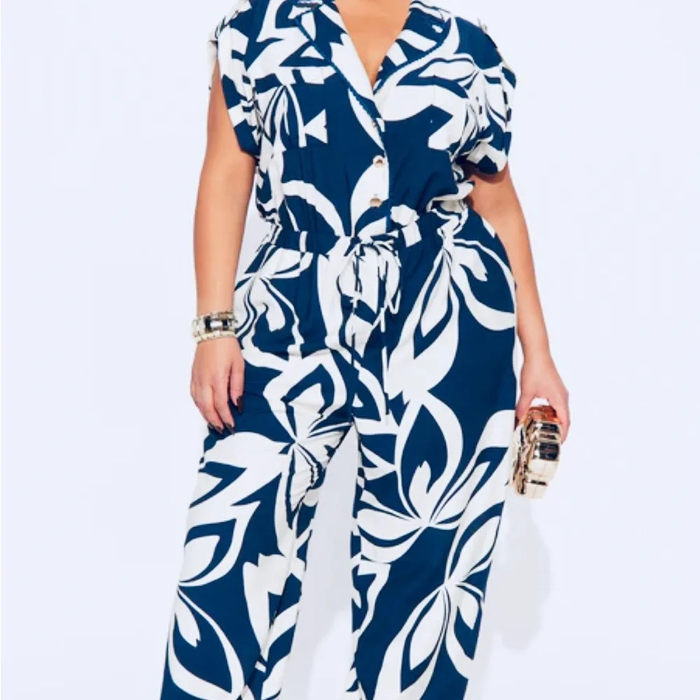💎💎💙Navy and White Floral Jumpsuit - Picture 2 of 16